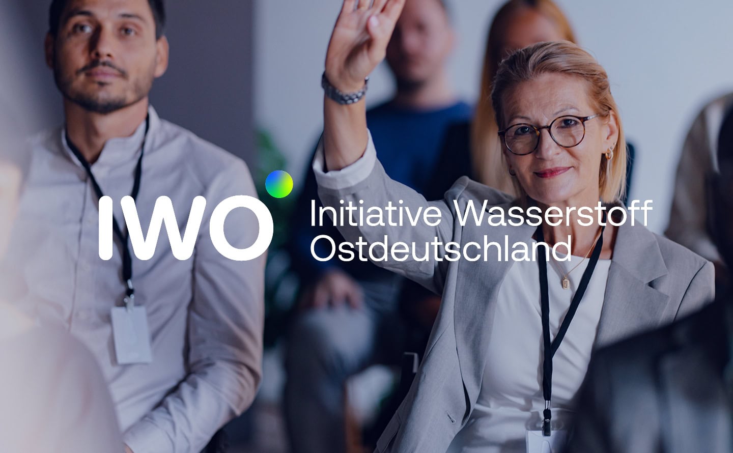 Corporate Design der Initiative Wasserstoff Ostdeutschland (IWO) mit Logo und Bildmotiv einer Veranstaltung.
