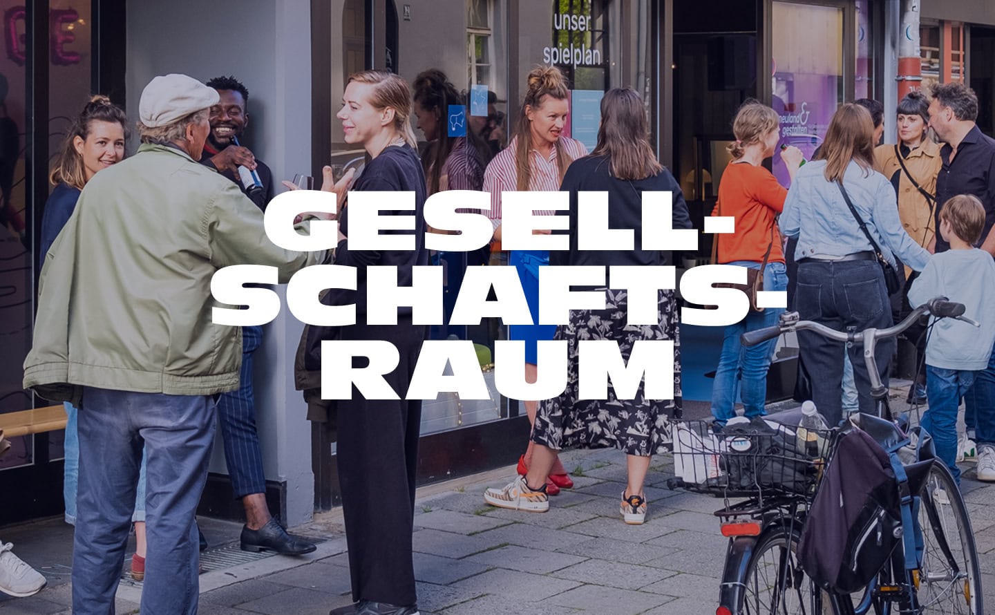 Menschen kommen vor einem Veranstaltungsort ins Gespräch; darüber steht der Schriftzug ‚Gesellschaftsraum‘.