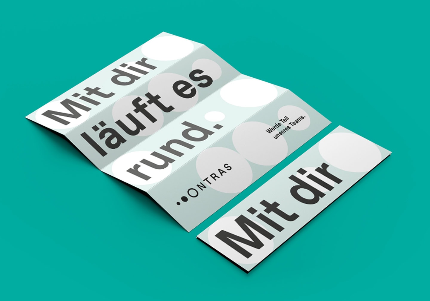 Aufgefalteter Recruiting-Flyer im Corporate Design mit großflächiger Typografie und grafischen Kreiselementen.