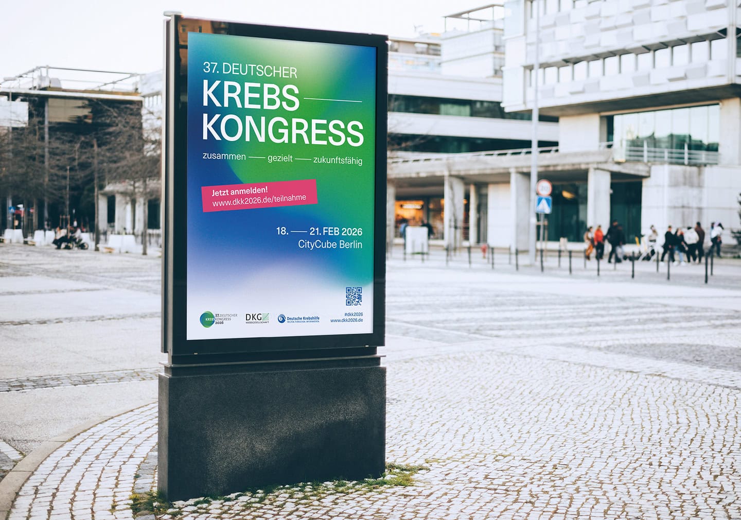 City-Light-Poster des 37. Deutschen Krebskongresses im öffentlichen Raum vor dem CityCube Berlin.