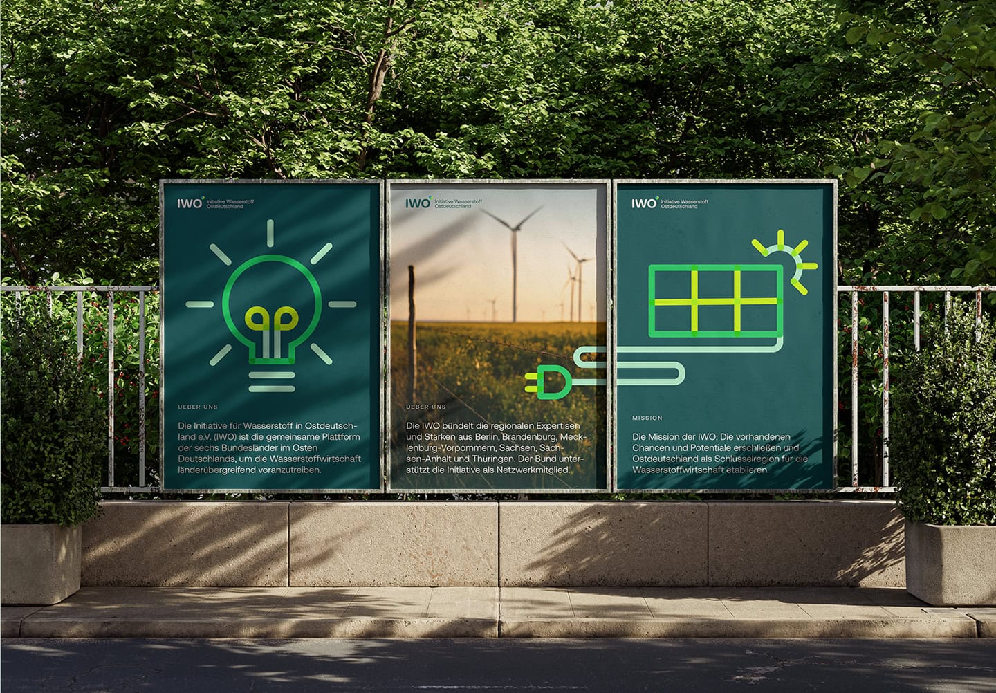Plakatserie der Initiative Wasserstoff Ostdeutschland mit Illustrationen zu Innovation, Windenergie und Solarenergie.