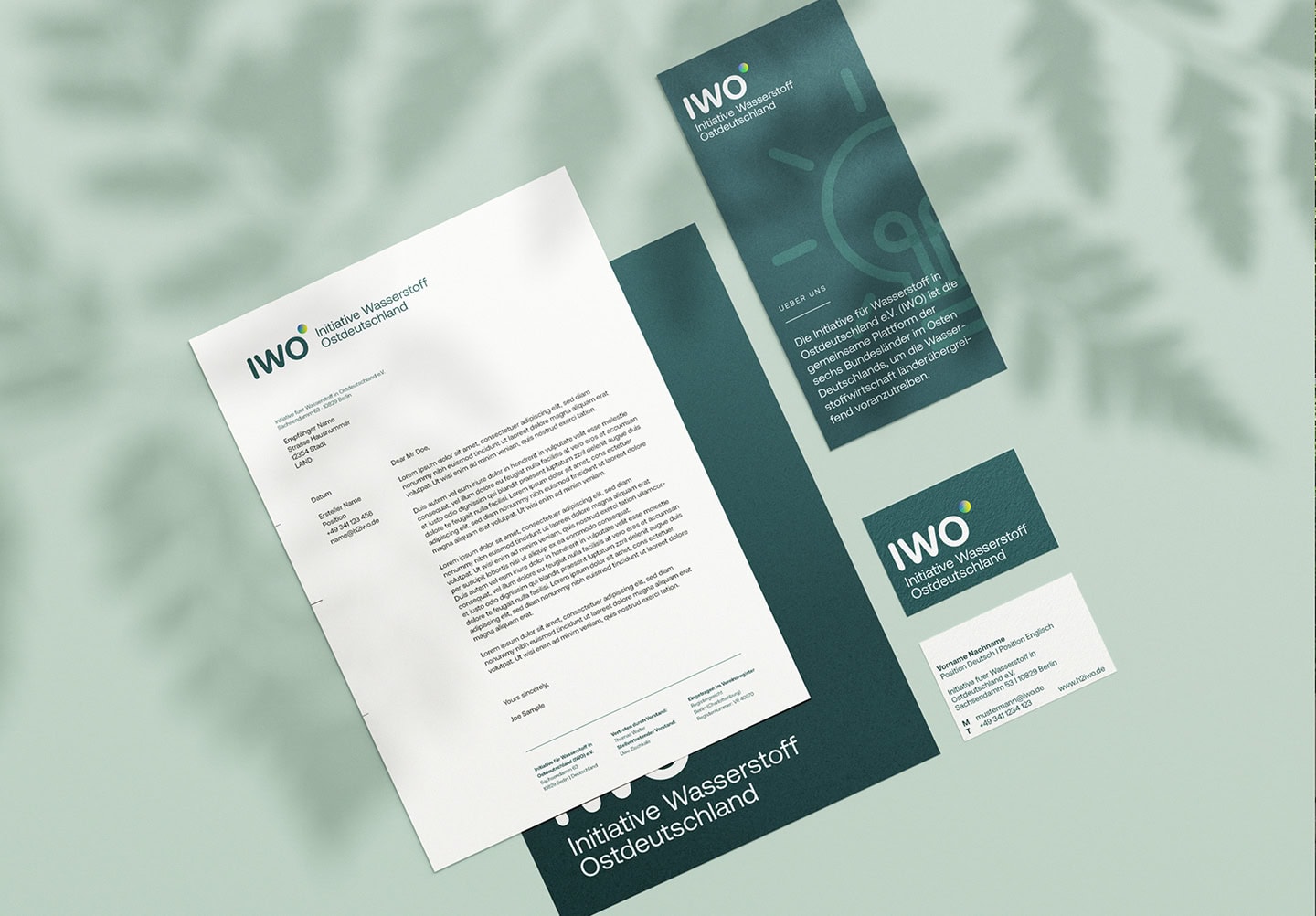 Geschäftsausstattung der Initiative Wasserstoff Ostdeutschland mit Briefpapier, Visitenkarte, Flyer und Corporate Design.
