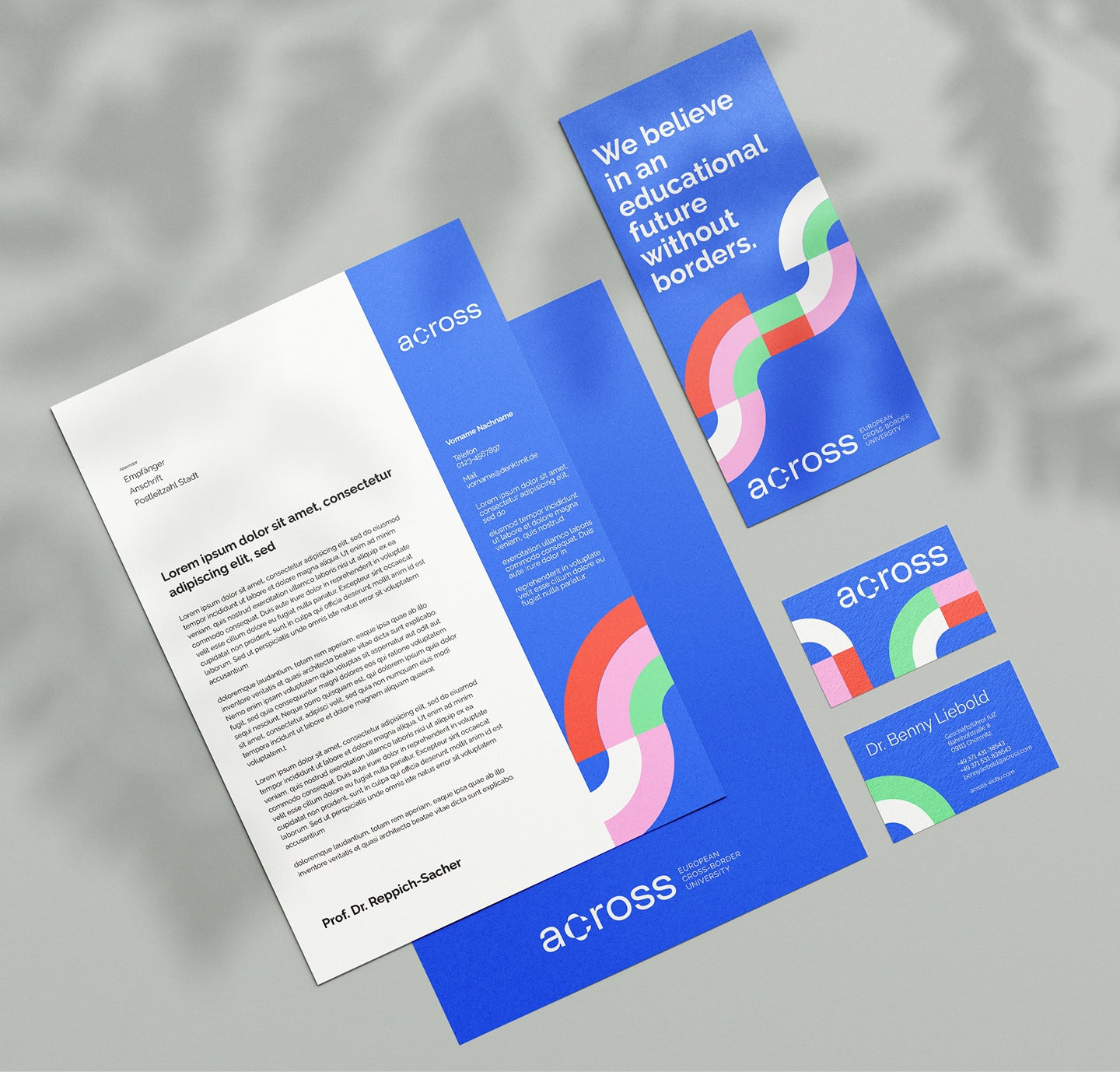Corporate Design der Hochschule across mit Briefpapier, Visitenkarte, Lesezeichen und Markenauftritt.