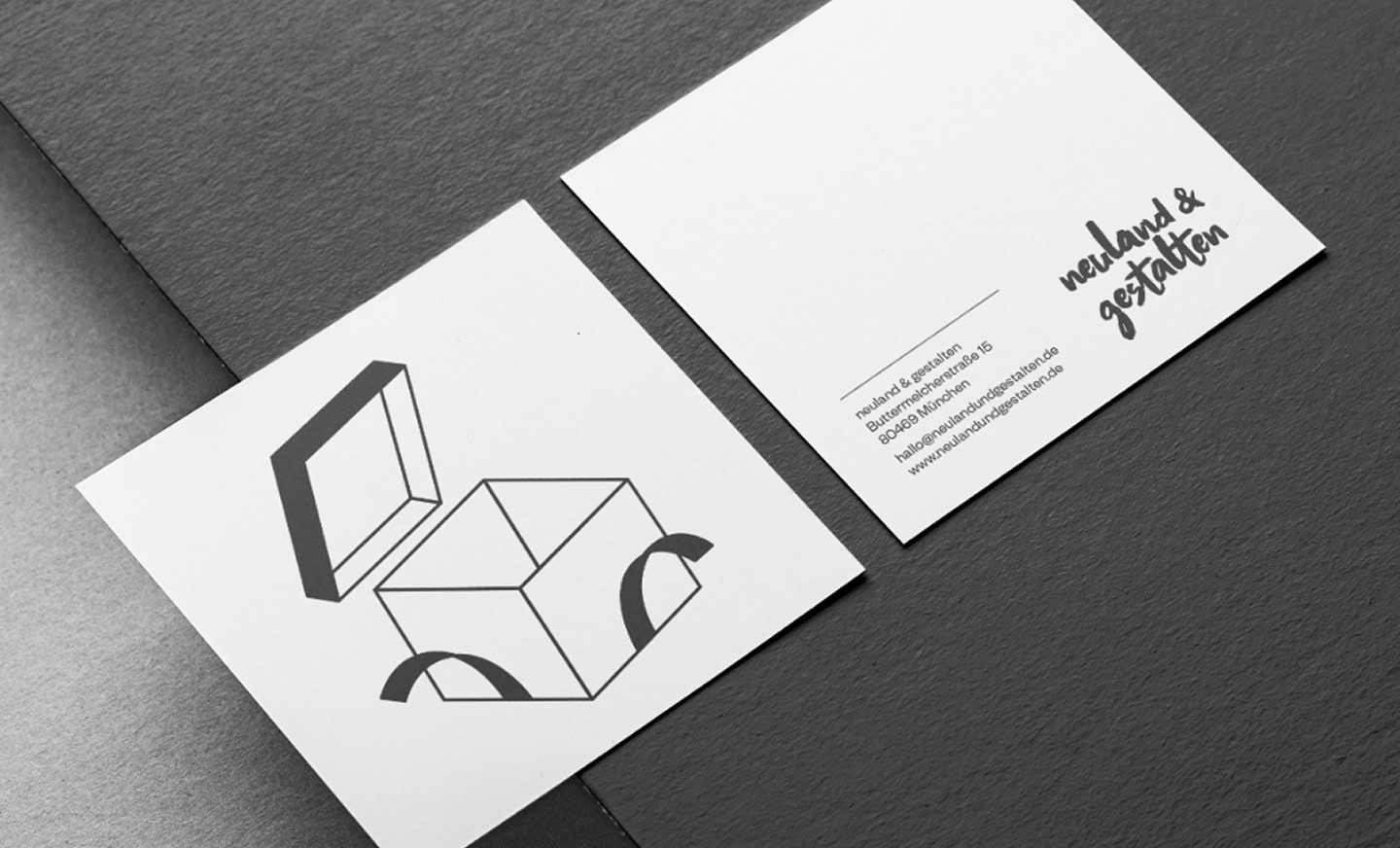 Visitenkarten von neuland gestalten mit Logo, Kontaktdaten und grafischer Illustration.