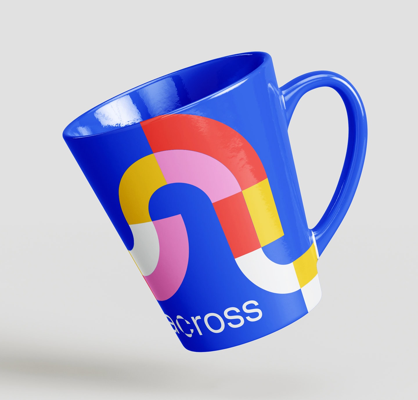 Gebrandete Tasse der Hochschule across mit farbigem Corporate Design und markanter Grafik.
