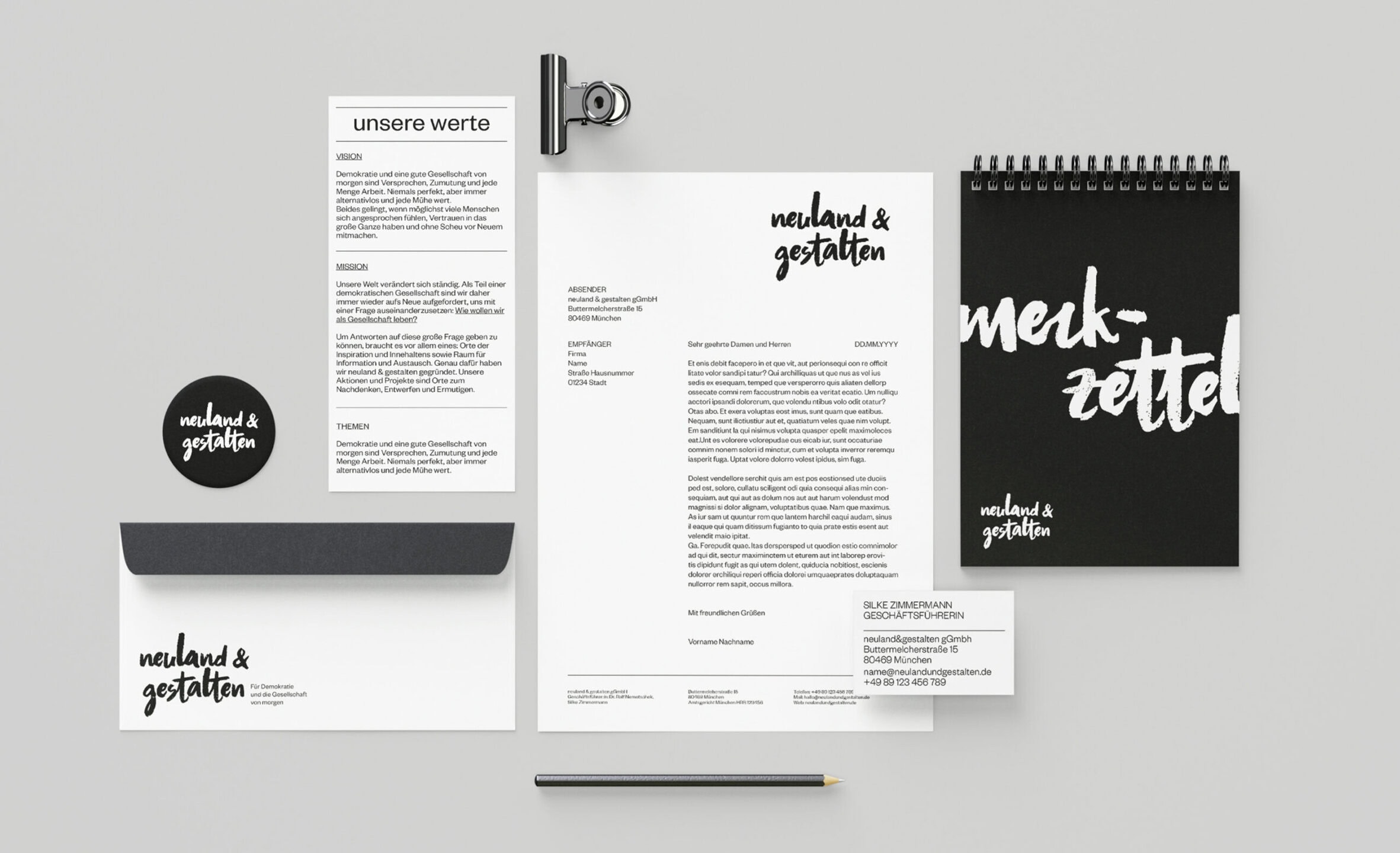 Geschäftsausstattung von neuland gestalten mit Briefpapier, Visitenkarte, Notizblock, Flyer und weiteren Printmedien.