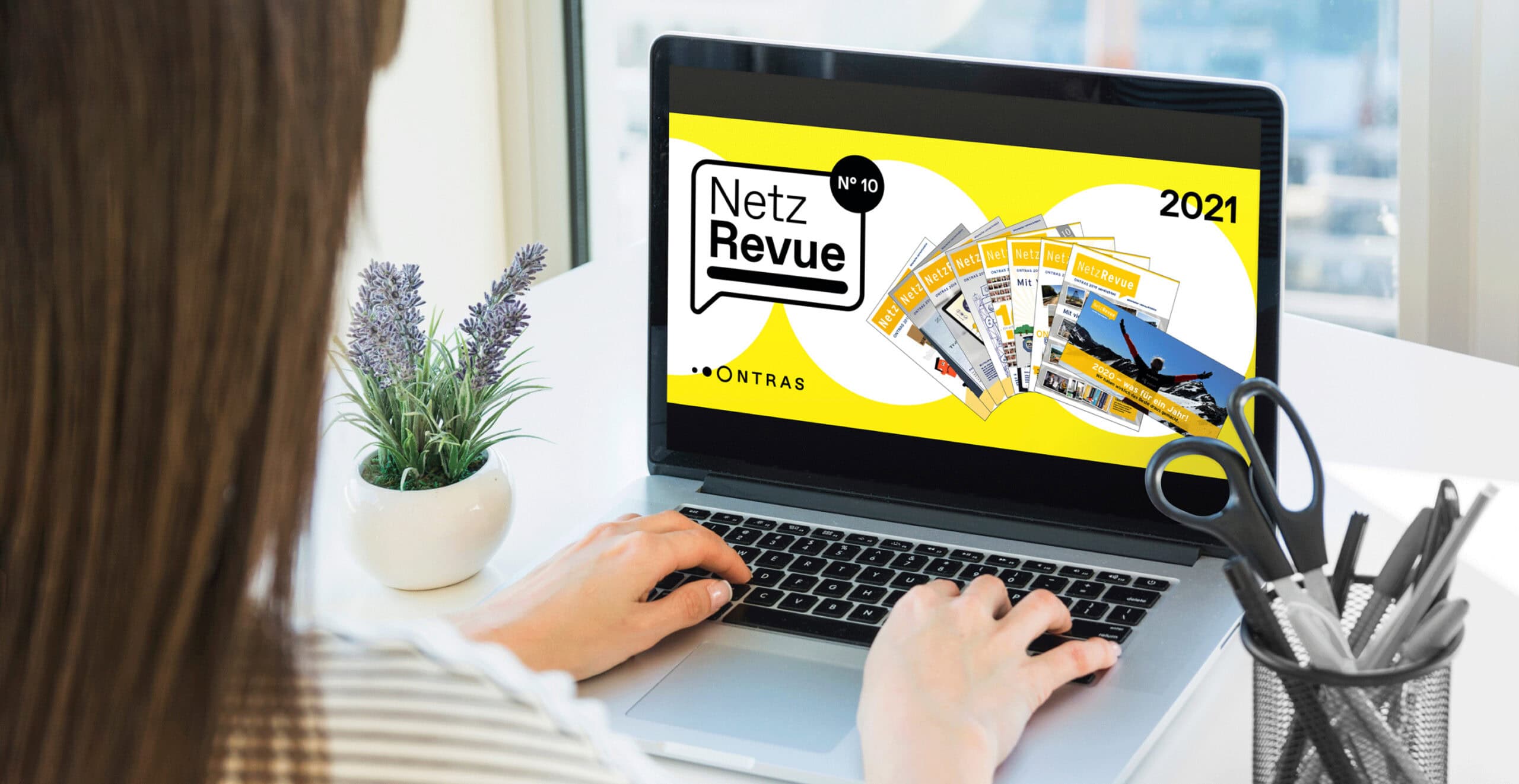 Digitale Ausgabe eines Unternehmensmagazins auf einem Laptop am Arbeitsplatz.