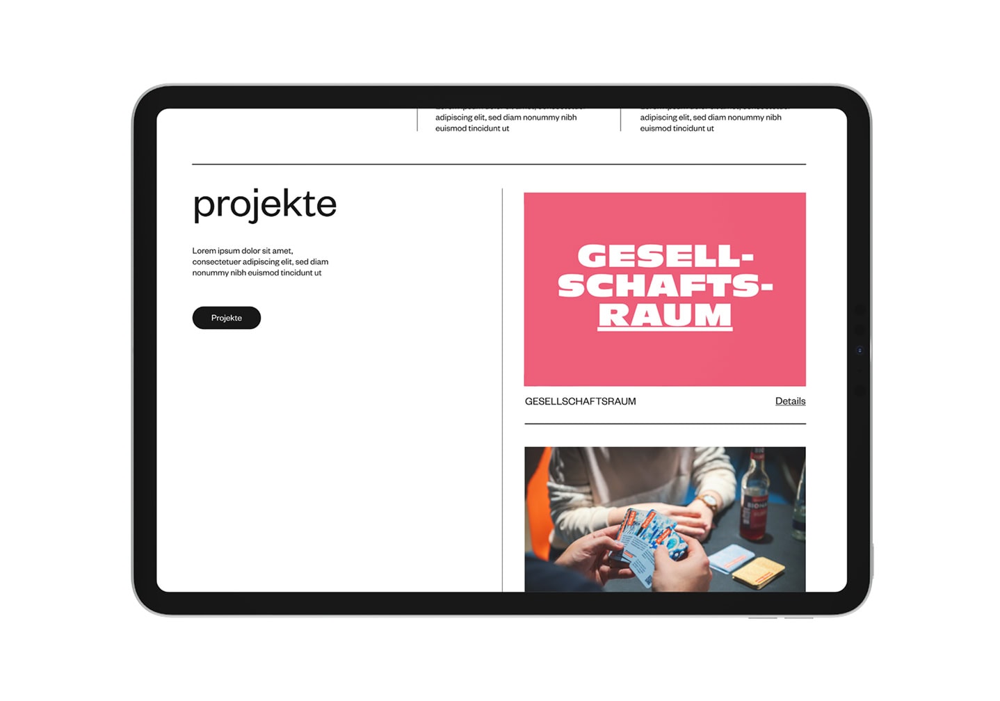 Tablet mit Projektübersicht der Website von neuland gestalten und Projektkachel zum Gesellschaftsraum.