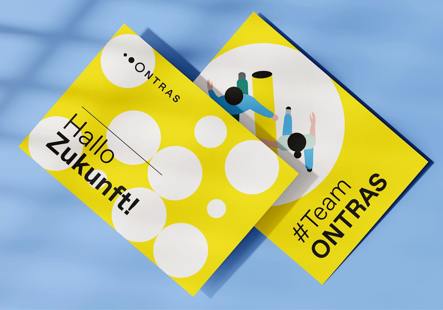 Zwei Postkarten im Corporate Design von ONTRAS mit gelben Flächen, Kreismustern und illustrativen Teammotiven.