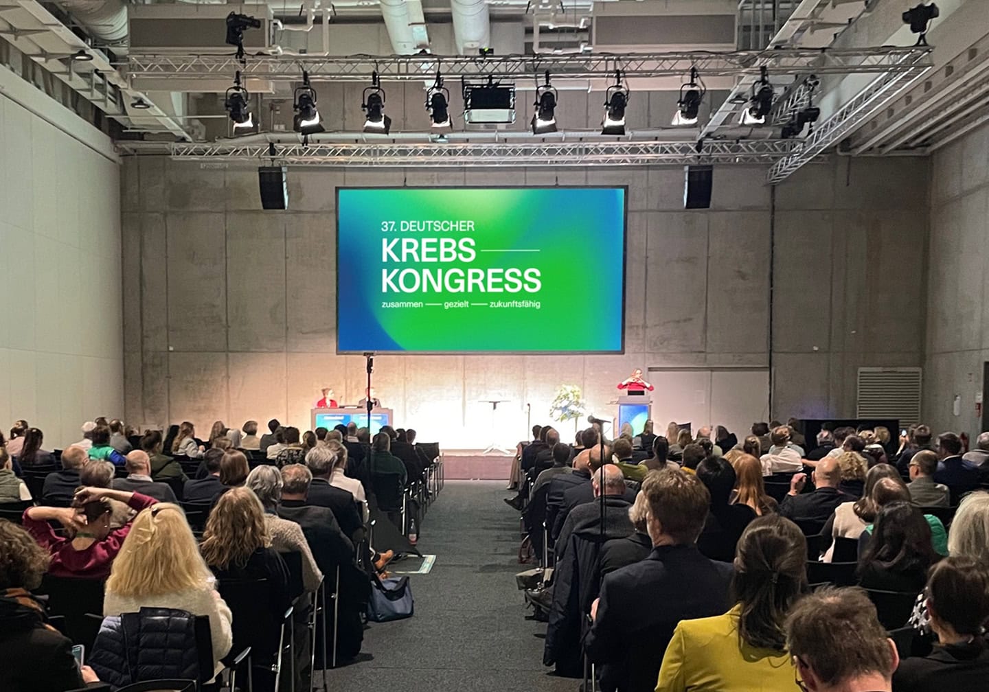 Plenum des 37. Deutschen Krebskongresses mit Publikum und Bühne während einer Vortragsveranstaltung.