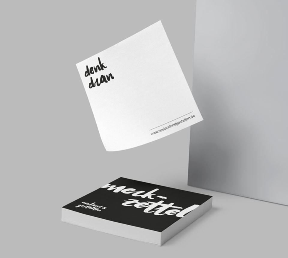 Schwarzer und weißer Notizblock im Corporate Design von neuland gestalten.