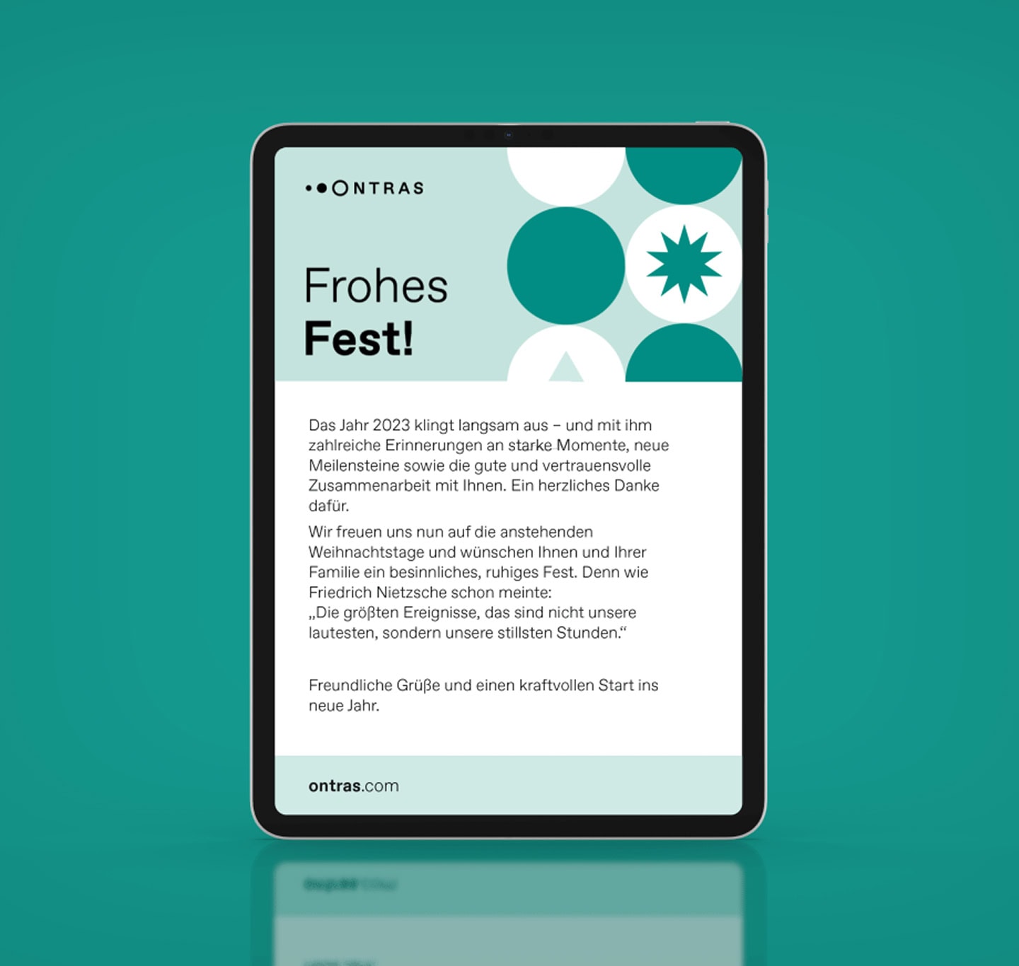 Digitales Weihnachtsmailing im Corporate Design auf einem Tablet.
