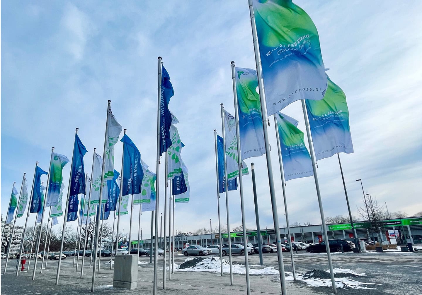 Flaggen des 37. Deutschen Krebskongresses vor dem CityCube Berlin auf dem Messegelände.