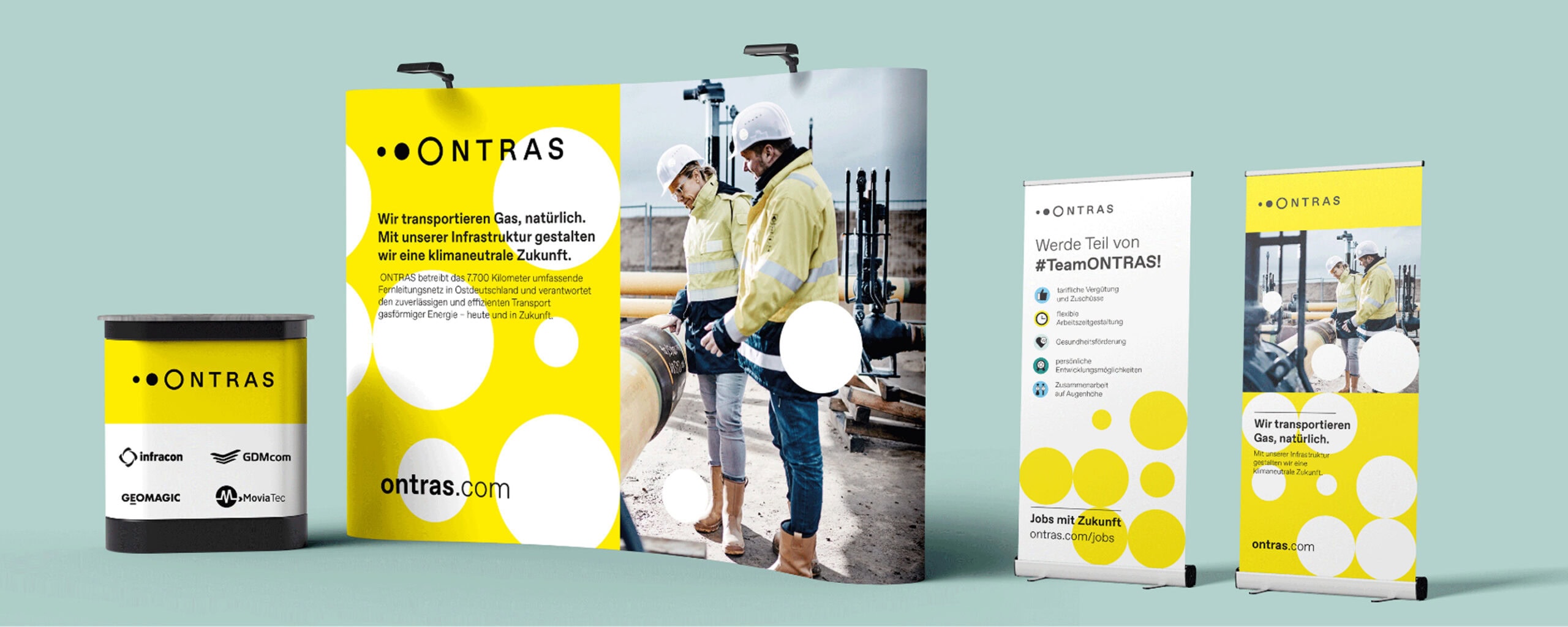 Messestand-Elemente im Corporate Design von ONTRAS mit Theke, Pop-up-Wand und Roll-ups für Unternehmens- und Recruitingkommunikation.