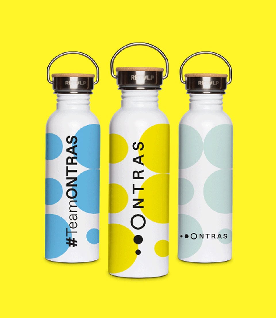 Drei Trinkflaschen im Corporate Design mit ONTRAS-Logo und grafischen Kreiselementen.