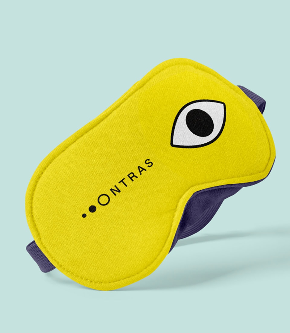 Schlafmaske als Werbeartikel im Corporate Design mit ONTRAS-Logo.