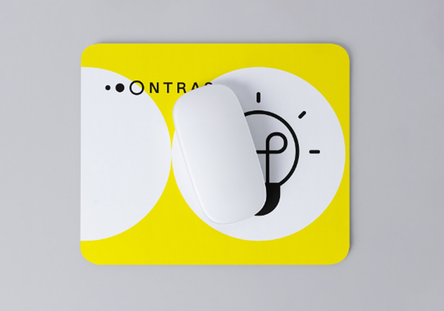 Mauspad im Corporate Design mit ONTRAS-Logo und passender Computermaus.