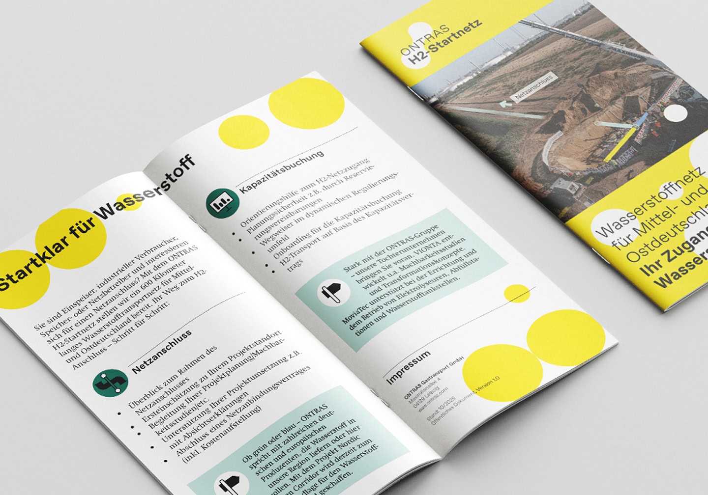 Aufgeschlagener Flyer und Titelseite zum ONTRAS H₂-Startnetz mit Informationen zum Wasserstoffnetz.
