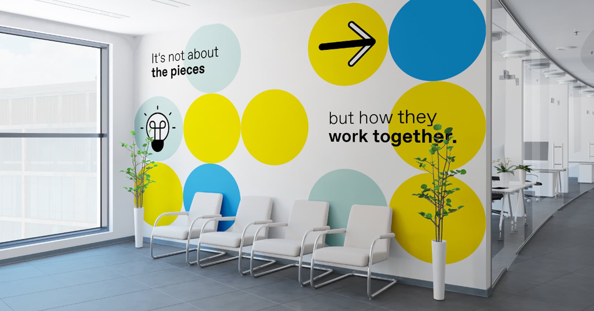 Empfangsbereich mit gestalteter Akzentwand im Corporate Design mit Icons und typografischen Elementen.